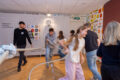 Jugendliche spielen die COCO-Energiemaschine mit einem langen Seil.