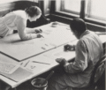 Historische Aufnahme von Buchmann und Scheer bei der Arbeit am Zeichentisch, 1931.