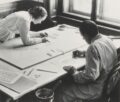 Historische Aufnahme von Buchmann und Scheer bei der Arbeit am Zeichentisch, 1931.